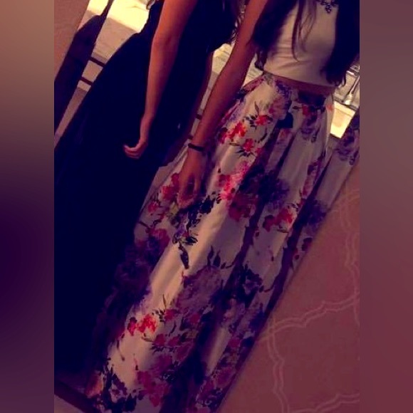 Elegant Formal Floral Maxi skirt. Perfect for a modern and classy look! 🌼🌺🌷🌸 - Picture 6 of 12